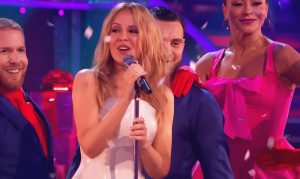 اجرای زنده XMAS از Kylie Minogue با زیرنویس فارسی و انگلیسی
