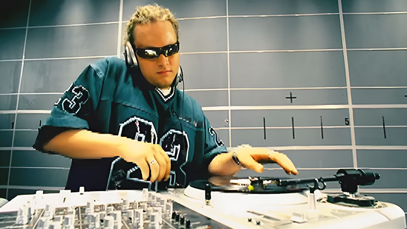 Bomfunk MCs feat Jessica Folcker - (Crack It) Something Going On