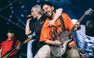 اجرای آهنگ Unshatter از Linkin Park با زیرنویس فارسی و انگلیسی