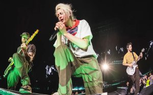 اجرای آهنگ Unshatter از Linkin Park با زیرنویس فارسی و انگلیسی